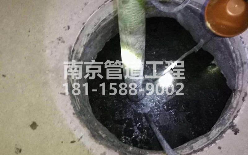 216锁三清理化粪池